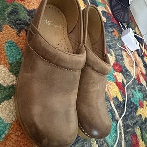 Dansko professional clog - like new -